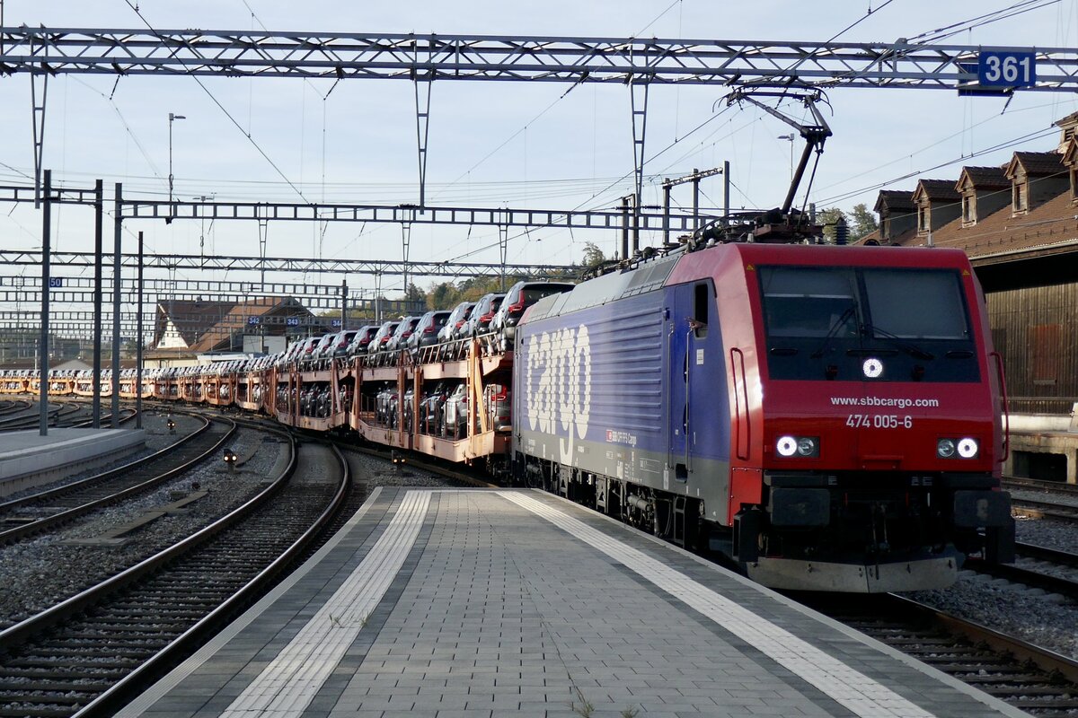 Die Re 474 005 mit einem Autozug am 30.10.22 vor der Durchfahrt in Spiez.