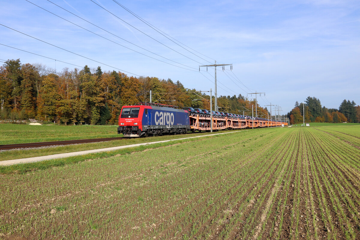 Die Re 474 005 von SBB Cargo International fährt mit einem Autozug voller Volvo's durch Hindelbank Richtung Domodossola. 30.11.2022