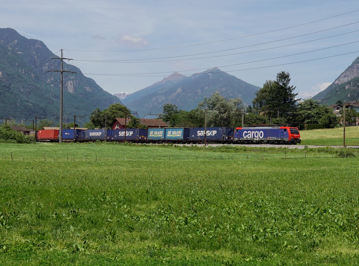 Die Re 474 014 mit einem KLV-Zug am 25.05.2017 unterwegs bei Claro.