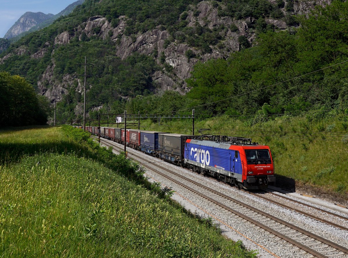 Die Re 474 015 mit einem KLV-Zug am 25.05.2017 unterwegs bei Claro.