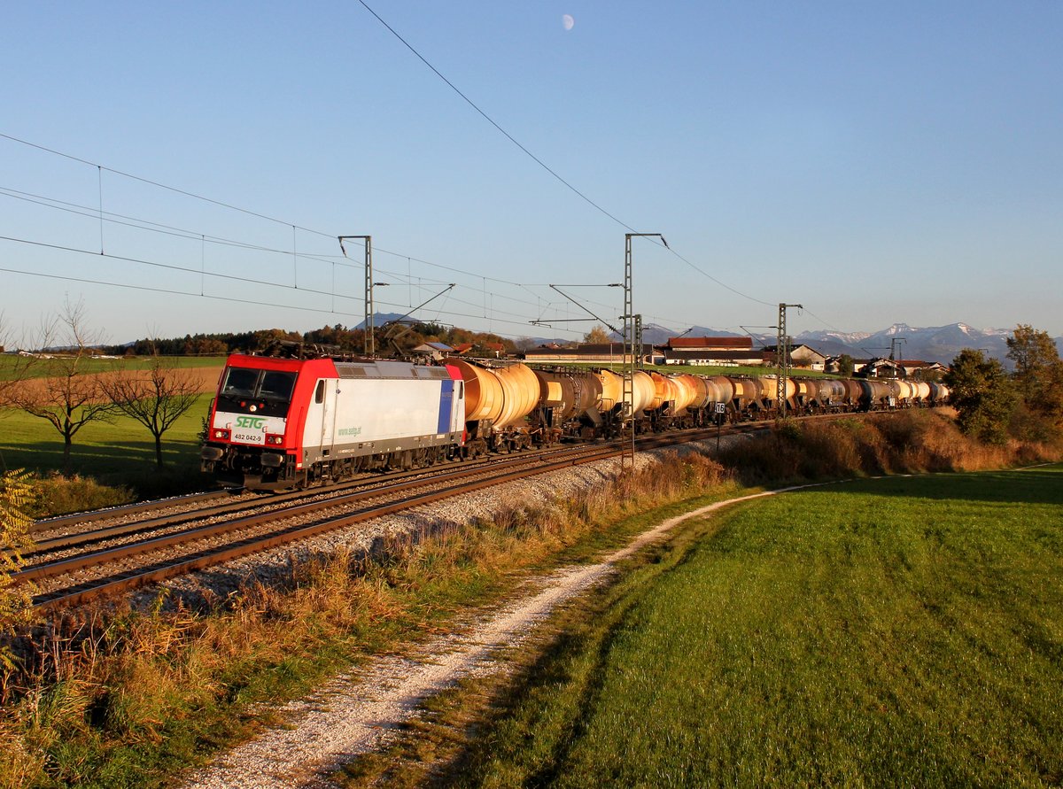 Die Re 482 042 mit einem Kesselzug am 02.11.2014 unterwegs bei Teisendorf.