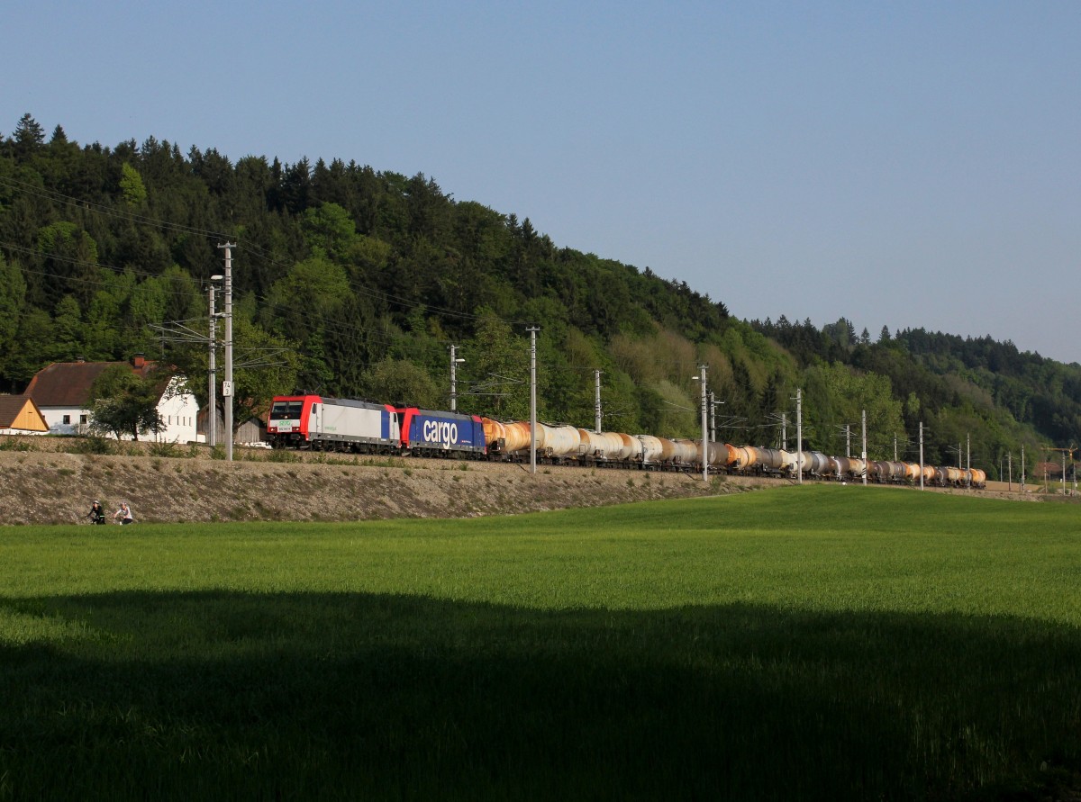 Die Re 482 042 und die Re 482 041 mir einem Kesselzug am 01.05.2014 unterwegs bei Wernstein.