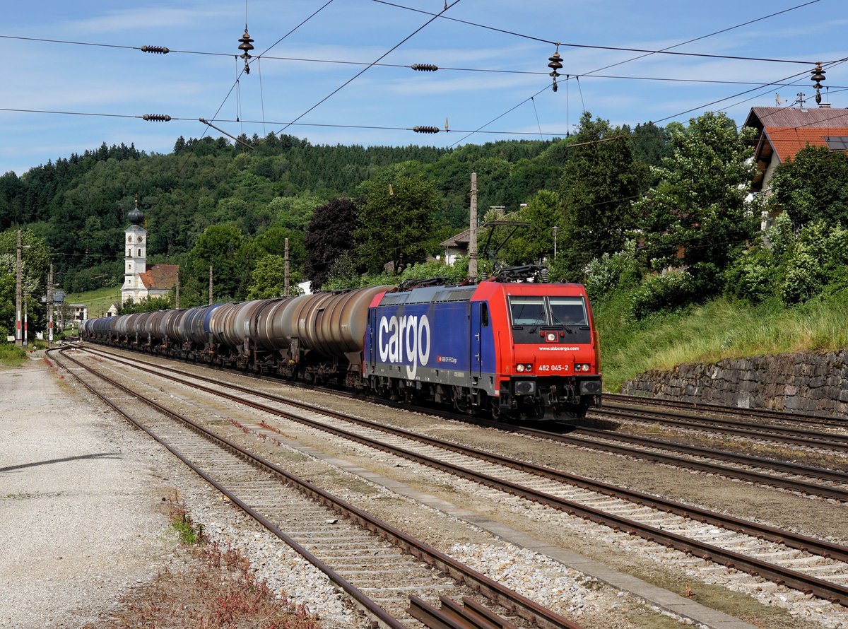 Die Re 482 045 mit einem Kesselzug am 09.06.2017 bei der Durchfahrt in Wernstein.