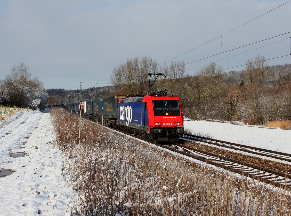 Die Re 482 048 mit einem KLV-Zug am 16.01.2016 unterwegs bei Seestetten.