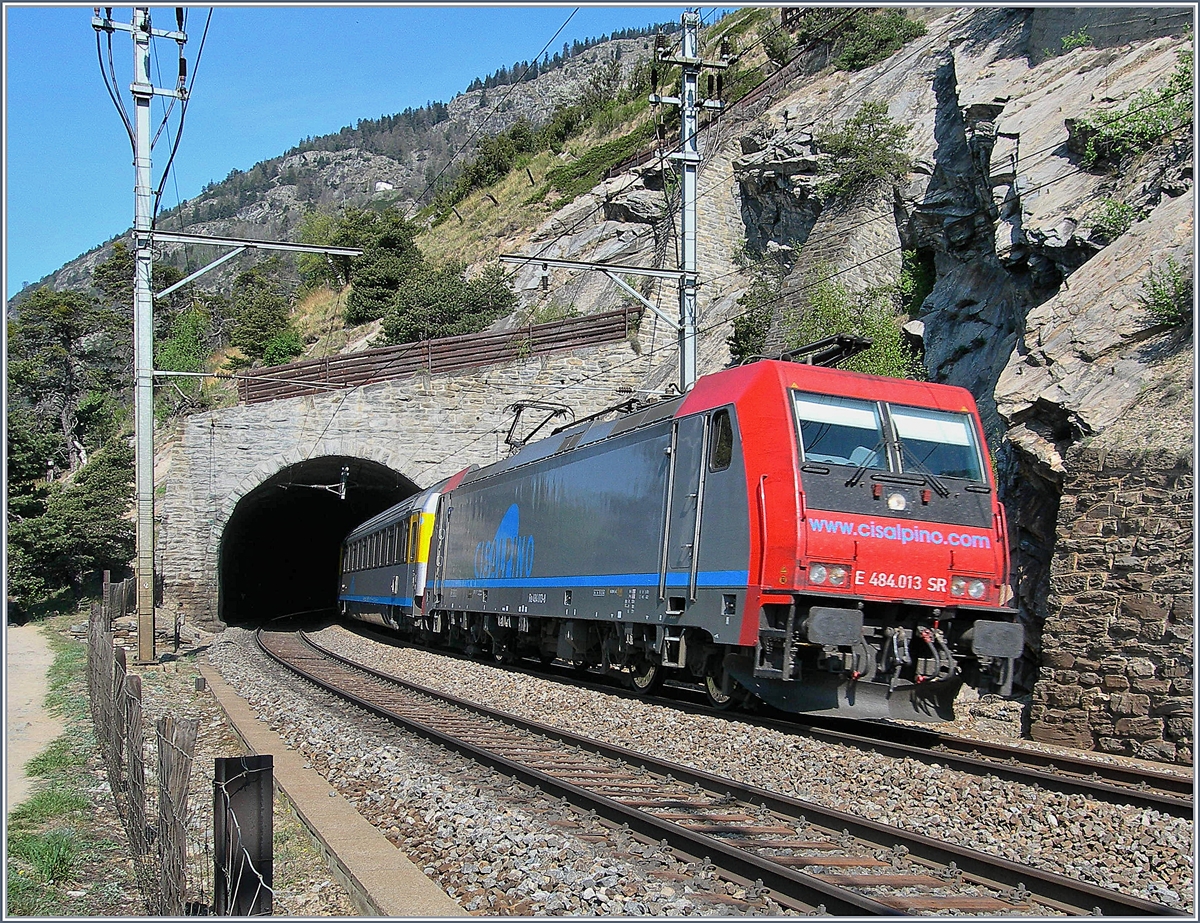 Die Re 484 013-8 verlässt mit dem EC 131 Basel - Bern - Brig - Milano den Schluchitunnel.
21. April 2007 