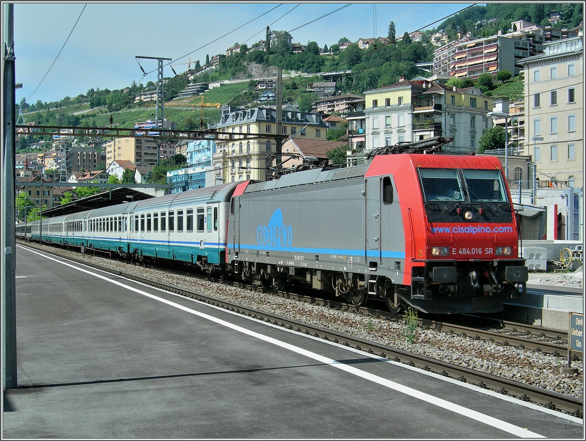 Die Re 484 016 mit einem CIS EC nach Milano beim Halt in Montreux.
11. Juli 2006