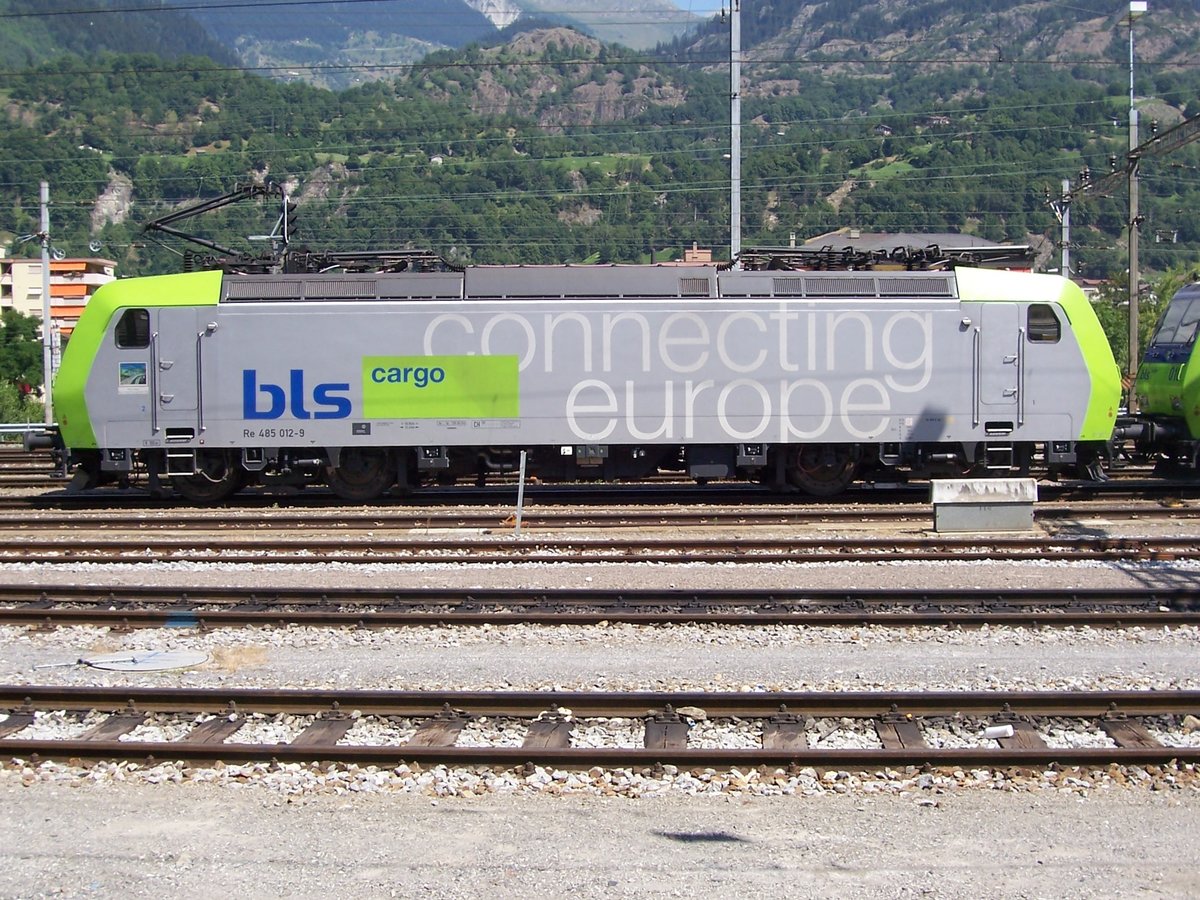 Die Re 485 012 der BLS Cargo stand mit einer weiteren Schwesterlok am Mittag des 24. Juli 2006 in Brig bereit.

Brig, 24.07.2006