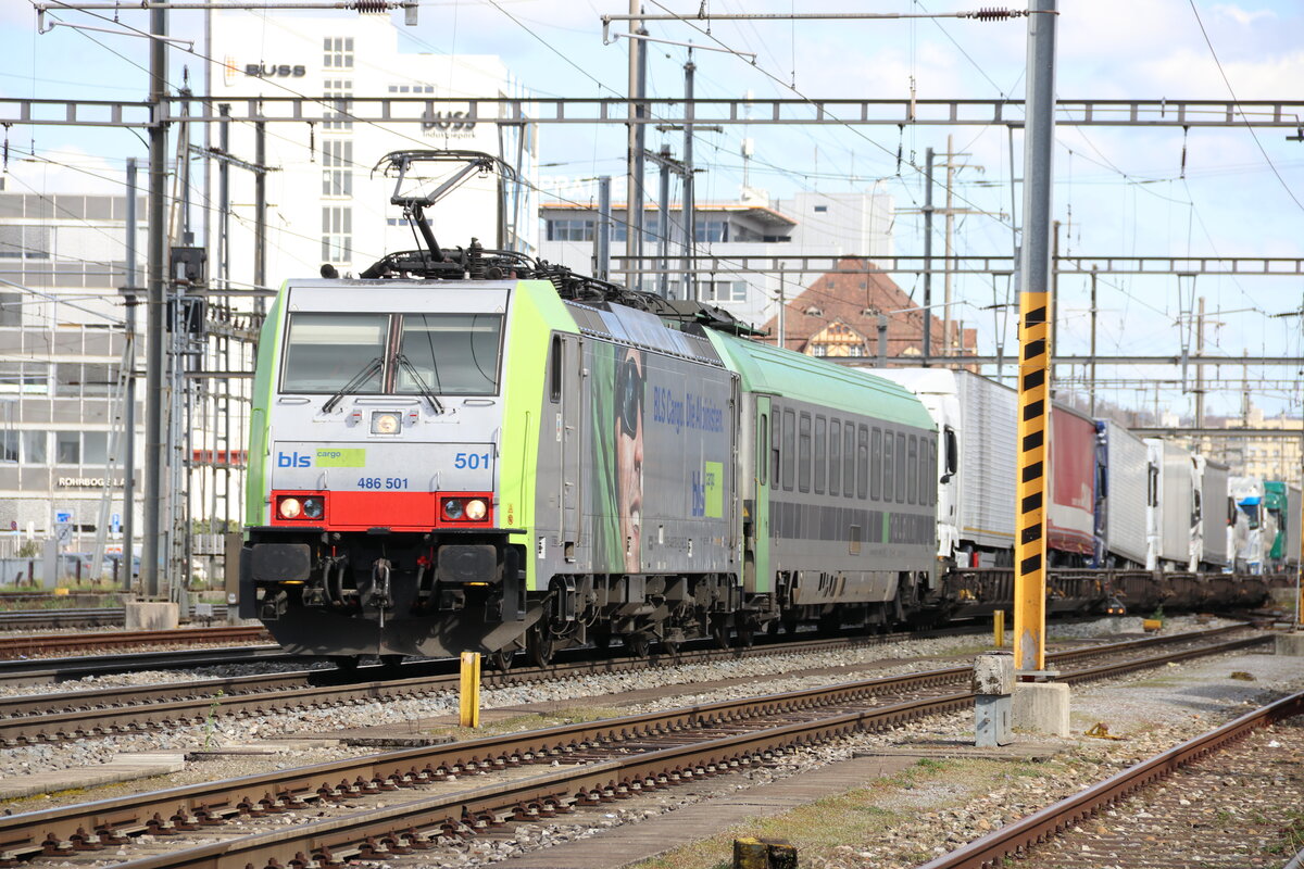 Die Re 486 501 der BLS fährt mit einer RoLa durch Pratteln Richtung Freiburg i.B.