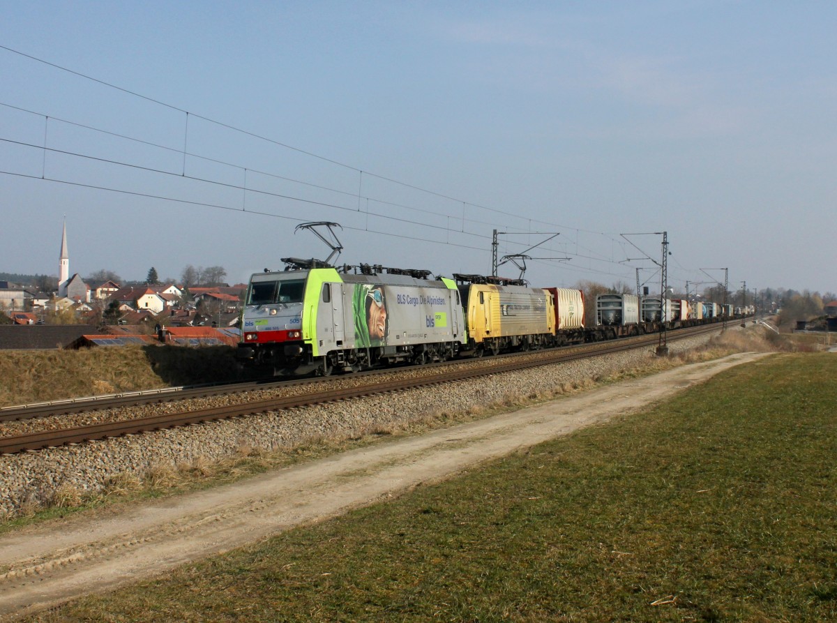 Die Re 486 505 und die 189 902 mit einem KLV-Zug am 08.03.2014 unterwegs bei Ostermünchen.