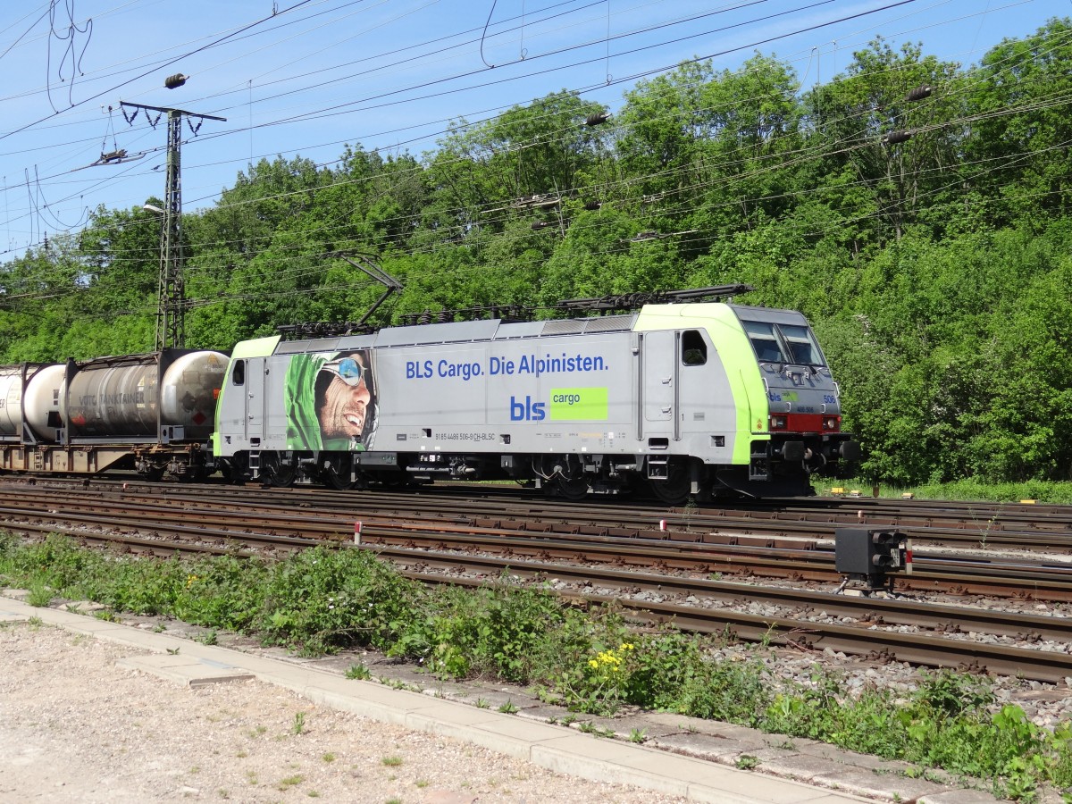 Die Re 486 506-9 (BLS-Cargo) fahrt im RBf Köln-Gremberg, 13-05-2015