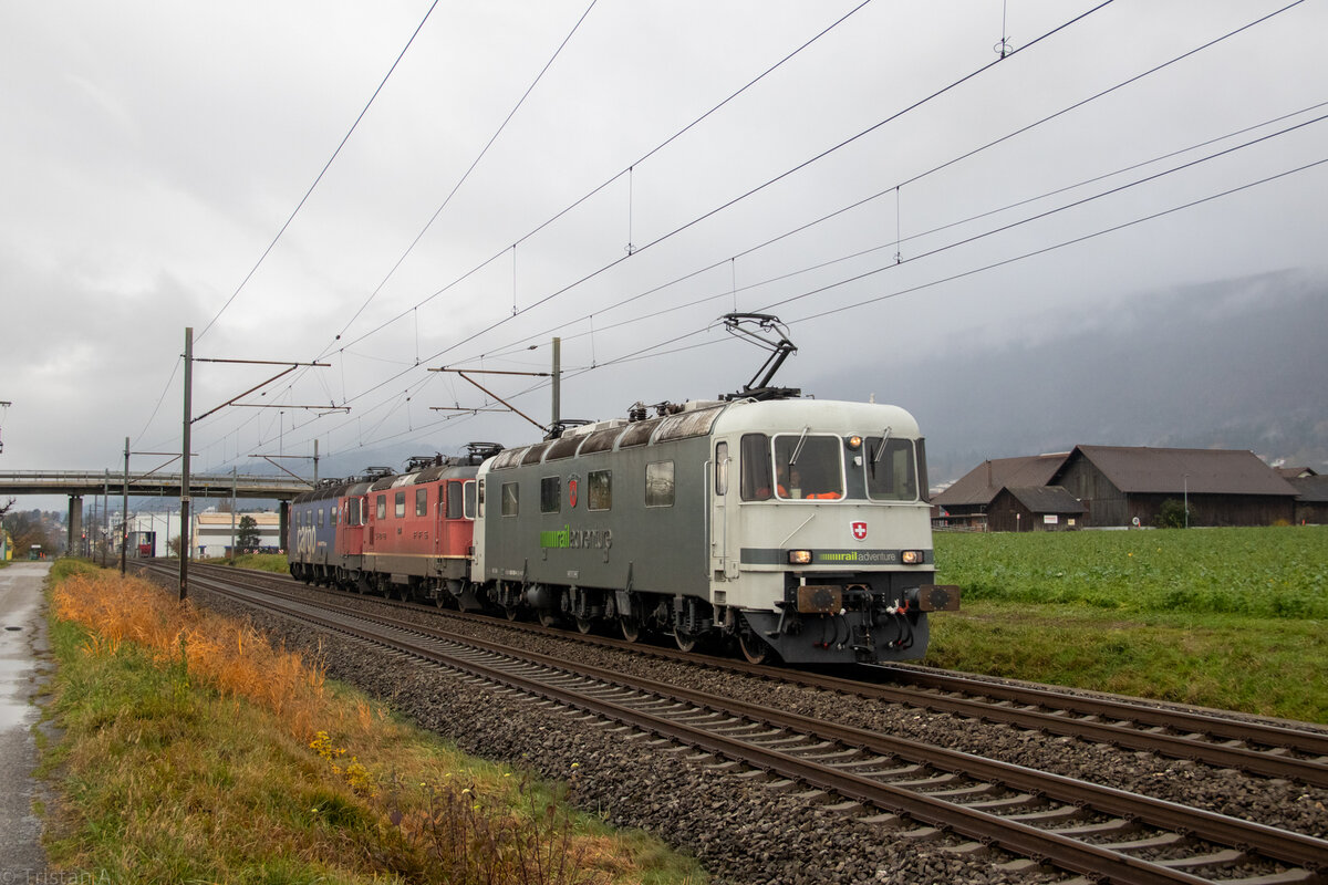 Die Re 620 003 von Railadventure zieht die Re 420 304 und die Re 620 058 durch Bettlach Richtung Olten. 19.11.2023