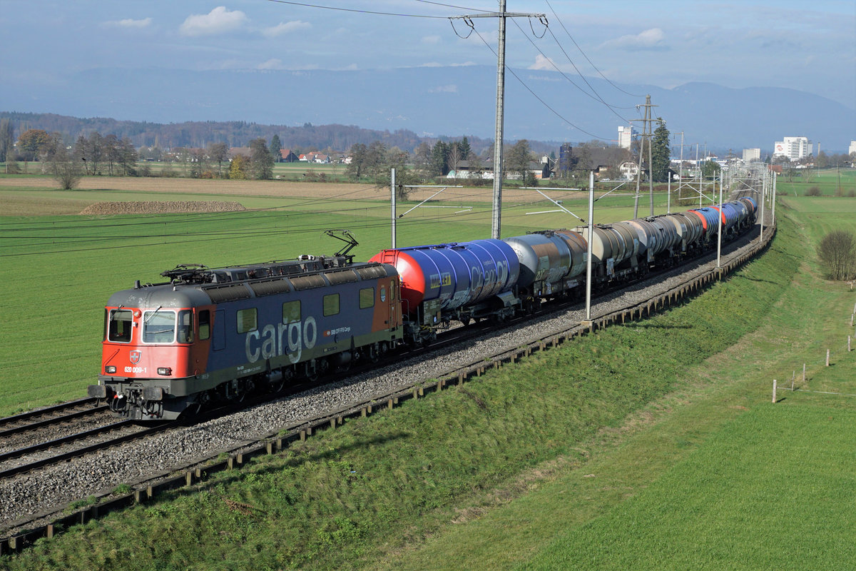 Die Re 620 009-1  Uzwil  mit einem Kesselwagenzug  bei Bollodingen am 12. November 2020.
Besondere Beachtung gilt den Zuckerrüben im Hintergrund die bald in Herzogenbuchsee für den Transport zur Zuckerfabrik Aarberg verladen werden.
Foto: Walter Ruetsch