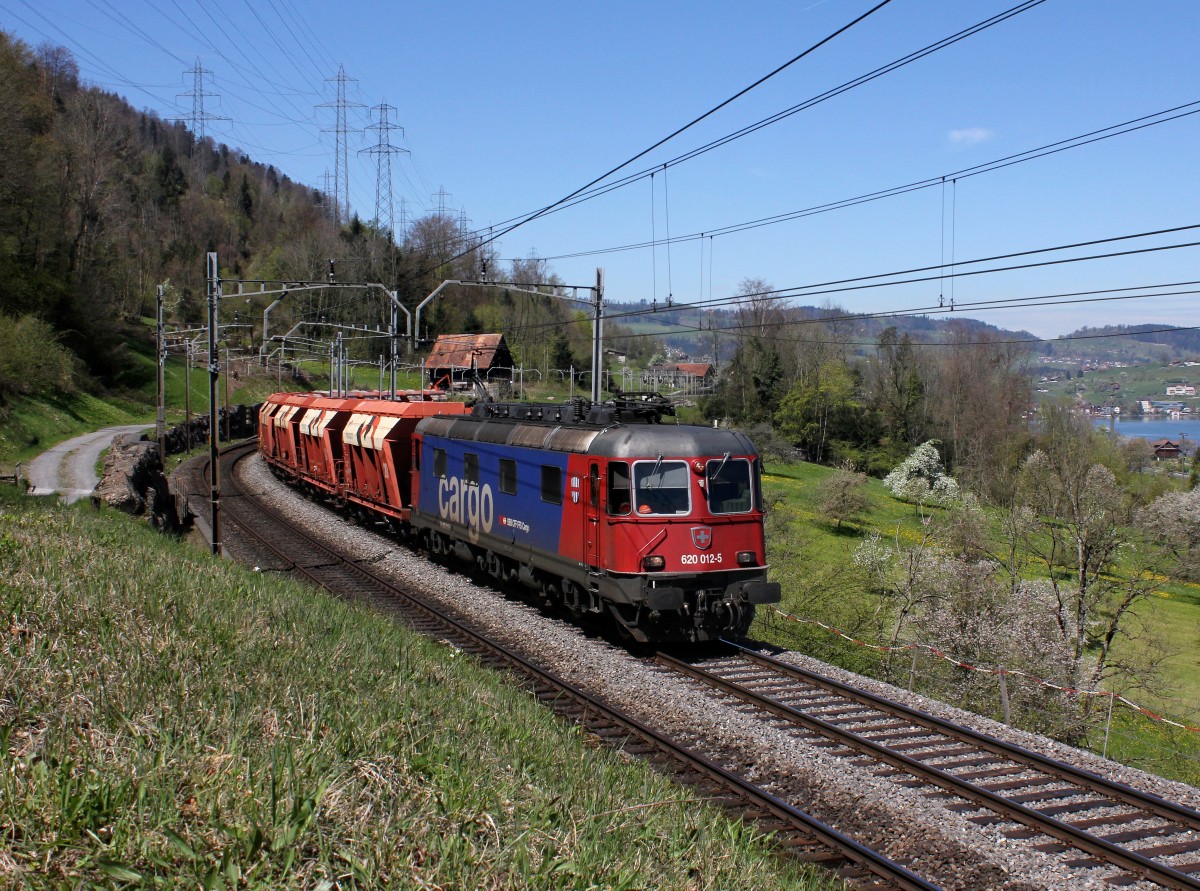 Die Re 620 012 mit einem Schotterzug am 26.04.2012 unterwegs bei Immensee.