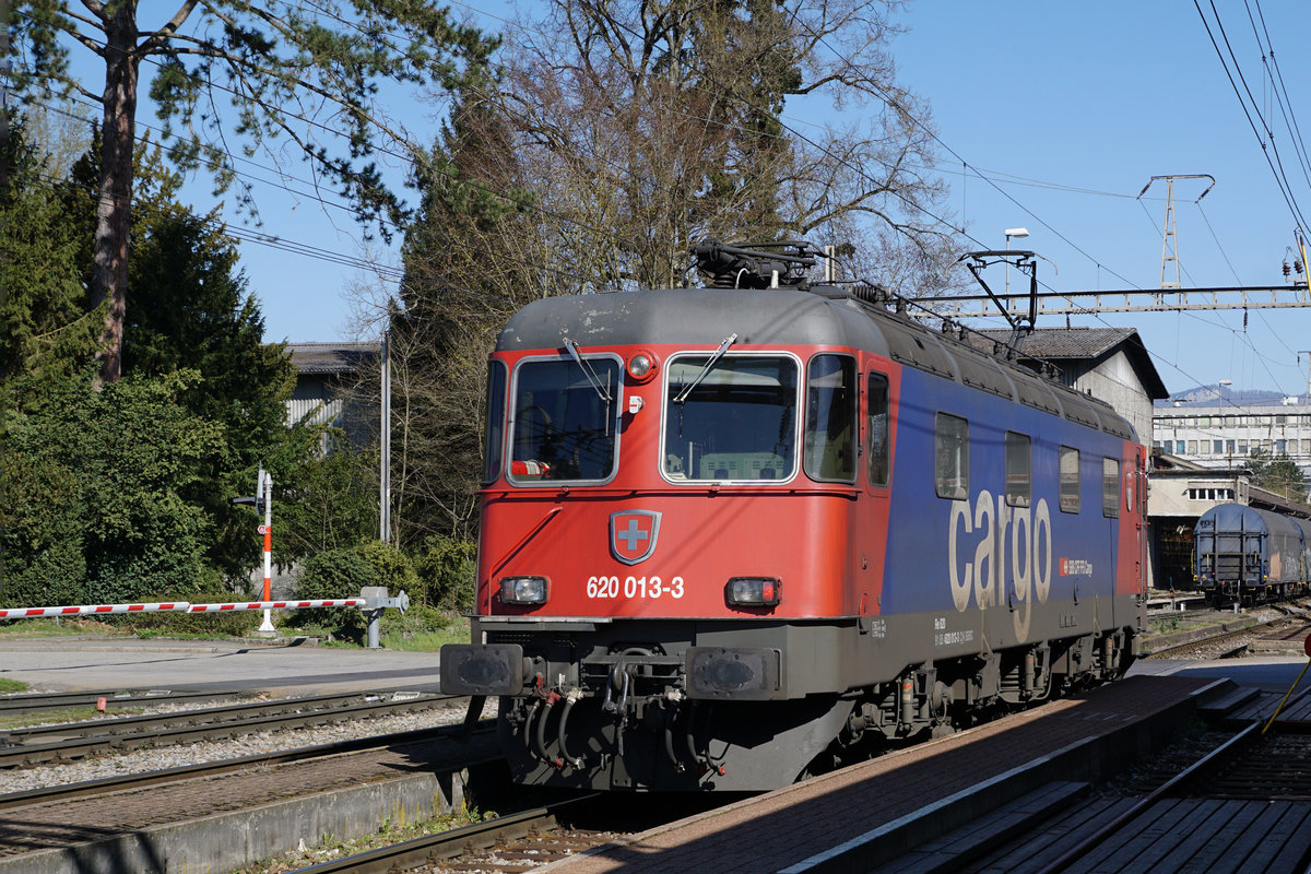 Die Re 620 013-3  RAPPERSWIL  brachte am 24. März 2020 den 62126 RBL-GLF zur Stahl AG in Gerlafingen, wo nach der Ankunft einige Impressionen verewigt werden konnten.
Foto: Walter Ruetsch 