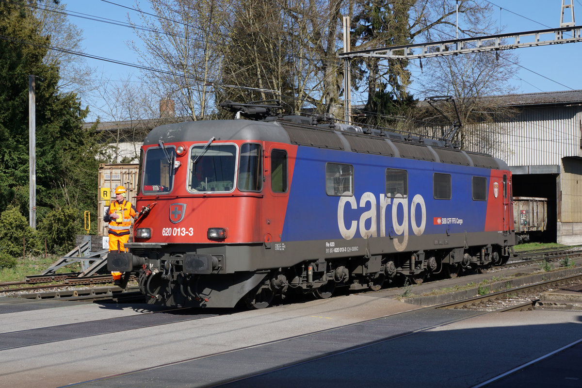 Die Re 620 013-3  RAPPERSWIL  brachte am 24. März 2020 den 62126 RBL-GLF zur Stahl AG in Gerlafingen, wo nach der Ankunft einige Impressionen verewigt werden konnten.
Foto: Walter Ruetsch 