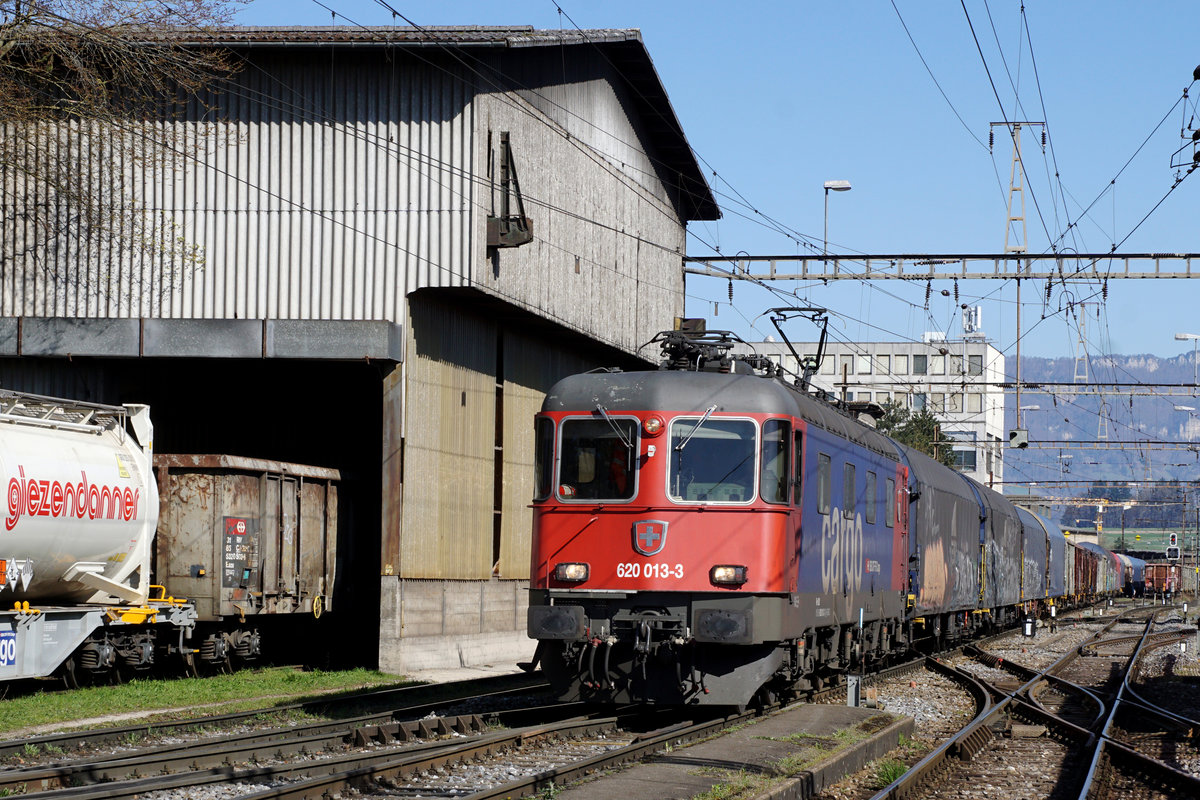 Die Re 620 013-3  RAPPERSWIL  brachte am 24. März 2020 den 62126 RBL-GLF zur Stahl AG in Gerlafingen, wo nach der Ankunft einige Impressionen verewigt werden konnten.
Fotostandort Bahnübergang, Bildausschnitt Fotoshop.
Foto: Walter Ruetsch 
