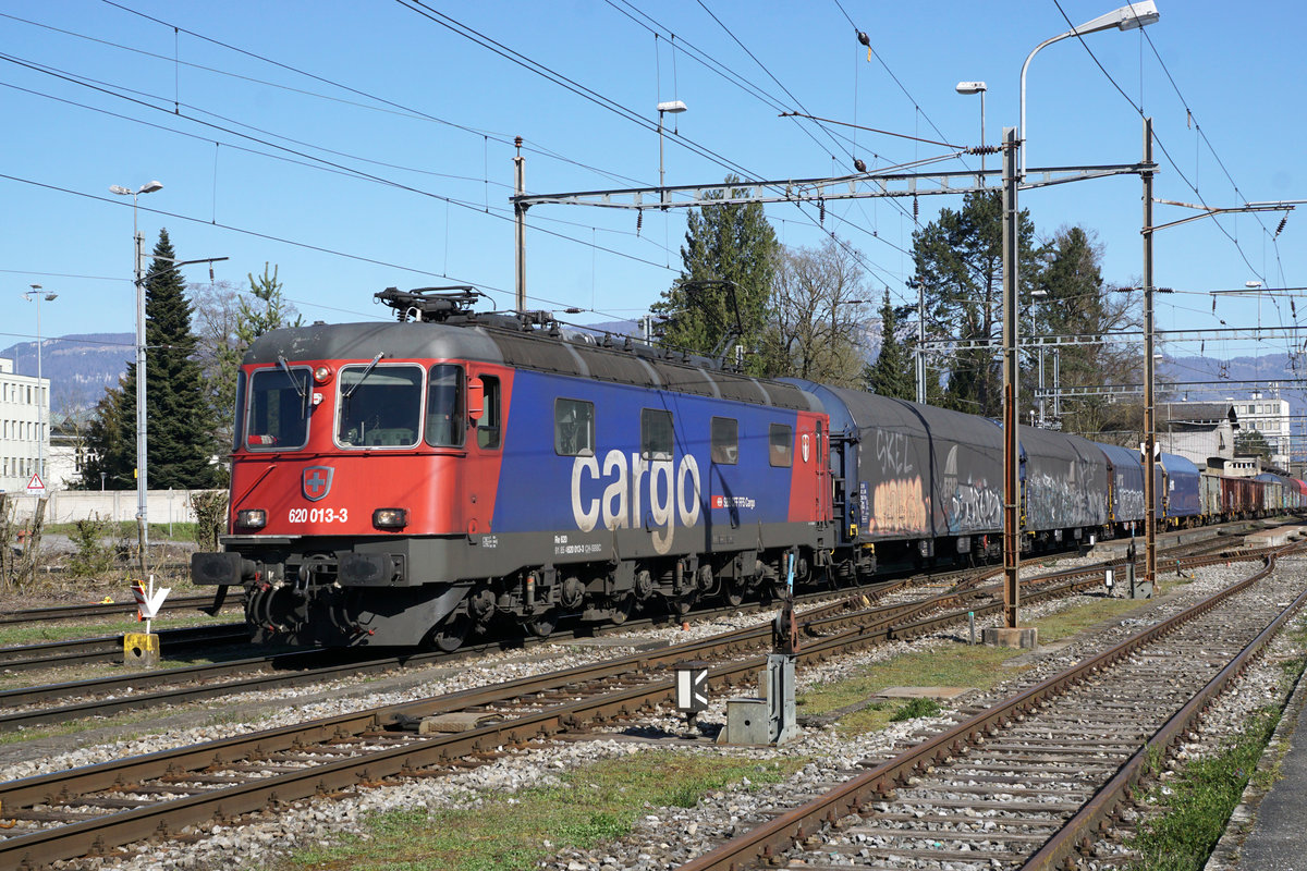 Die Re 620 013-3  RAPPERSWIL  brachte am 24. März 2020 den 62126 RBL-GLF zur Stahl AG in Gerlafingen, wo nach der Ankunft einige Impressionen verewigt werden konnten.
Besondere Beachtung gilt der historischen und in der Schweiz sehr seltenen Handweiche im Vordergrund.
Foto: Walter Ruetsch 