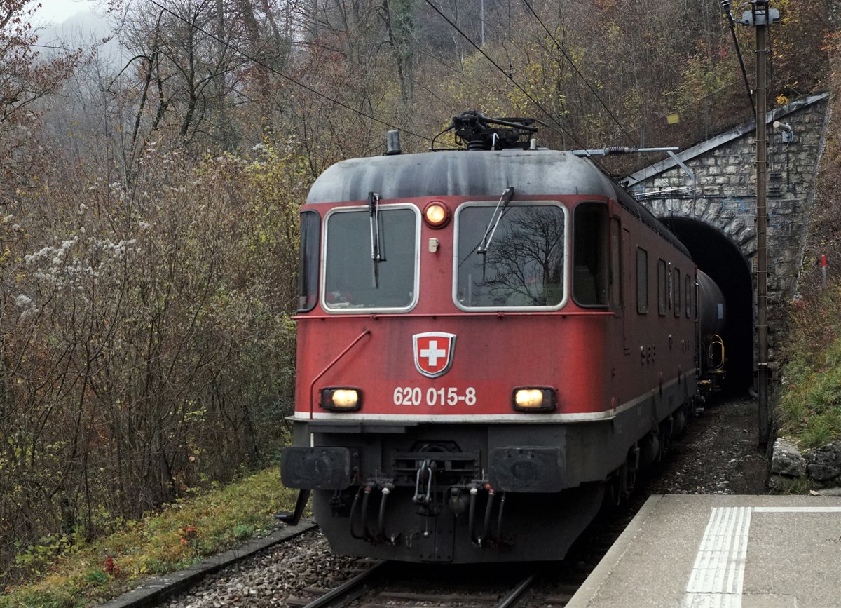 Die Re 620 015-8  KLOTEN  mit dem Güterzug Reuchenette-Péry - Biel RB bei der Haltestelle Frinvillier-Taubenloch am sehr trüben 26. November 2019.
Foto: Walter Ruetsch