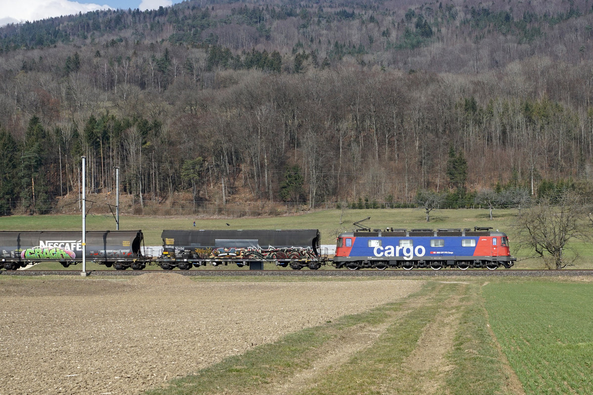 Die Re 620 024  Rothrist  bei Oensingen unterwegs am 8. März 2021.
Foto: Walter Ruetsch 