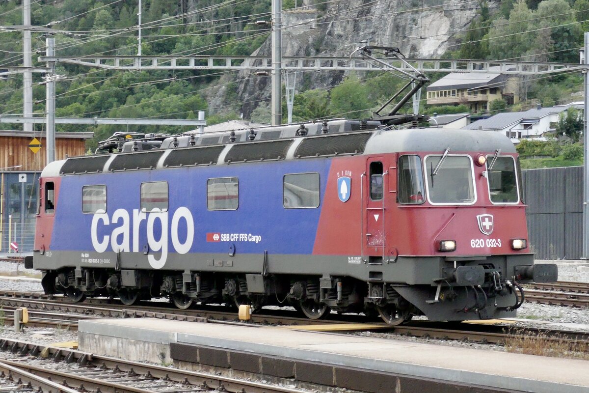 Die Re 620 032  Däniken  rangiert am 8.8.23 wieder zurück zum Bahnhof Brig.