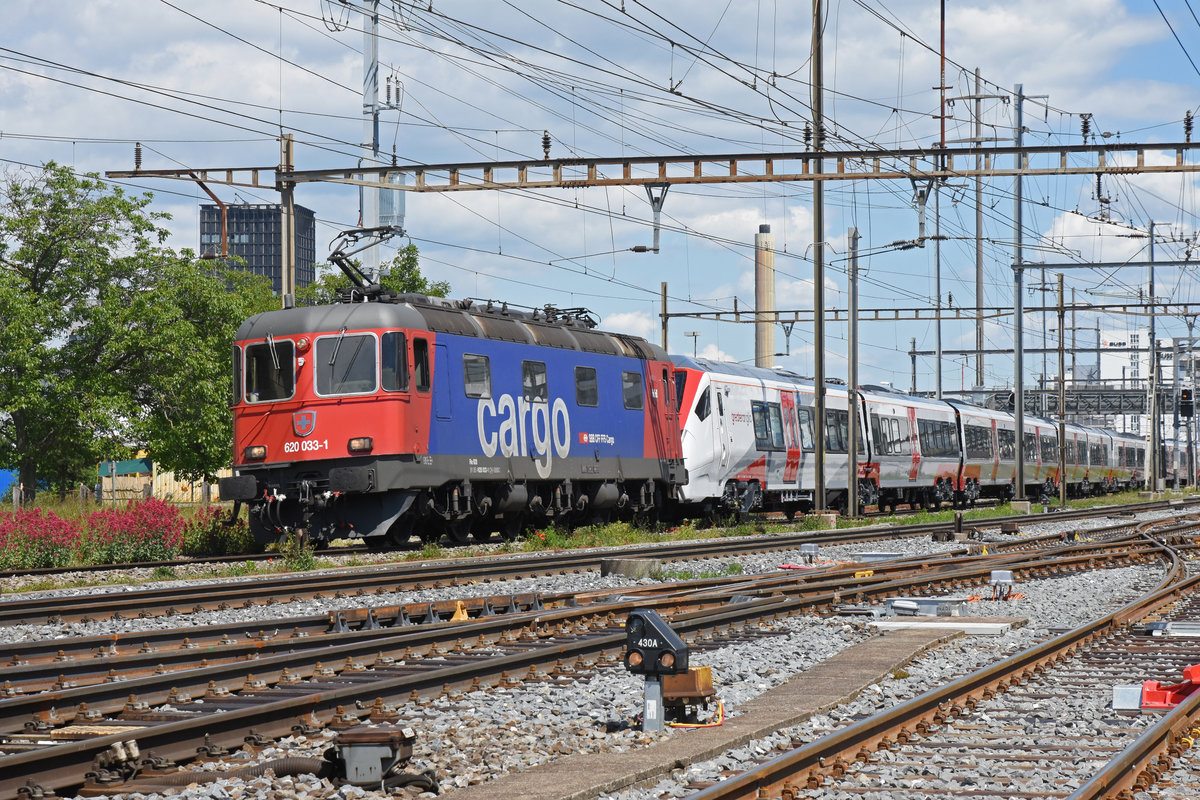 Die Re 620 033-1 schleppt einen Fabrikneuen Stadler Zug, der später in Wales eingesetzt wird, durch den Bahnhof Pratteln Richtung Schweizer Grenze. Die Aufnahme stammt vom 31.05.2019.