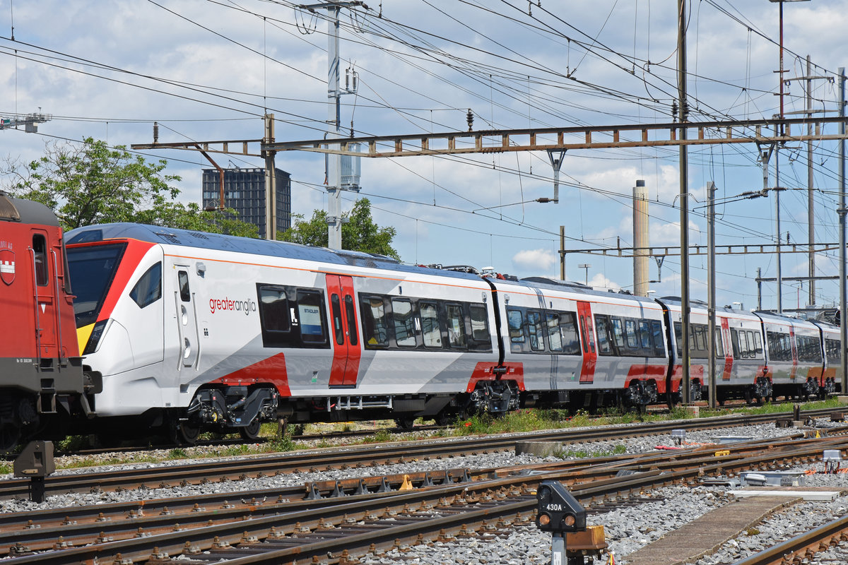 Die Re 620 033-1 schleppt einen Fabrikneuen Stadler Zug, der später in Wales eingesetzt wird, durch den Bahnhof Pratteln Richtung Schweizer Grenze. Die Aufnahme stammt vom 31.05.2019.