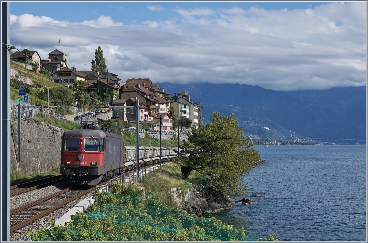 Die Re 620 034-9 mit einem Güterzug bei St-Saphorin. Der Güterzug pendelt zwischen Lausanne Sébeillon und St-Triphon, um den Aushub des neuen LEB Tunnel abzutransportieren. (Danke an Julian für den Nachtrag im Kommentar, dort sind auch weitere Details zu erfahren.)

30. Sept. 2019
