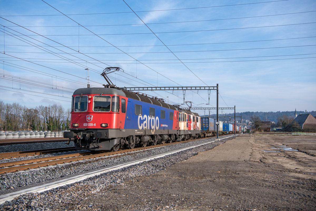 Die Re 620 035  Muttenz  ist zusammen mit der Re 420 346 + dem 40172 bei Däniken in Richtung Basel unterwegs. Das seltene Gespann wurde am Morgen des 09.01.2021 abgeknipst.