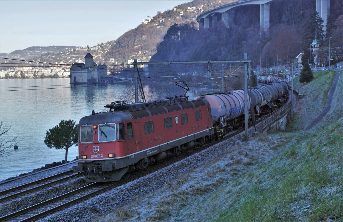 Die Re 620 037-2  Sonceboz-Sombeval  mit einem Kesselwagenzug Cornaux - Saint-Triphon bei Villneuve unterwegs am 17. Januar 2022.
Walter Ruetsch