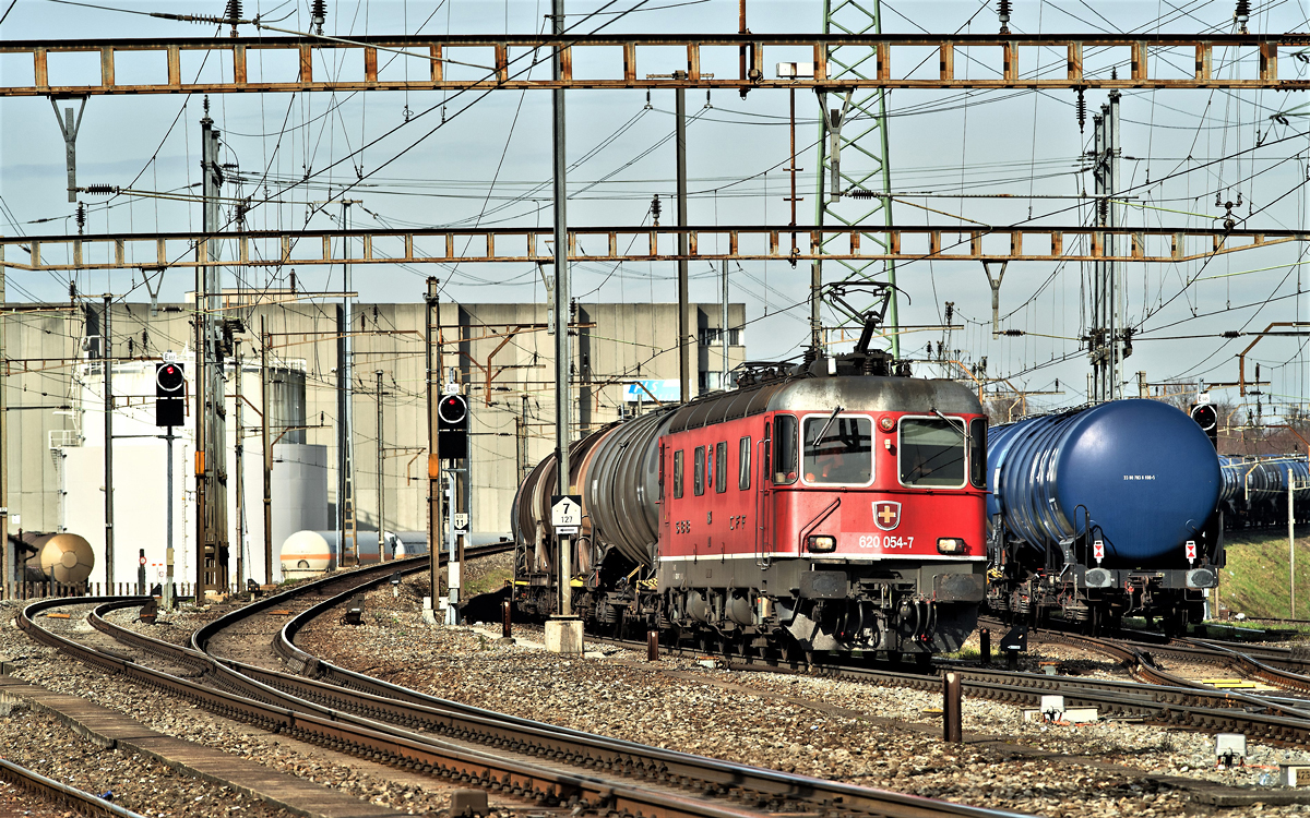 Die Re 620 054-7 fährt mit einem Düsentreibstoffzug in den Bahnhof Pratteln ein.Bild 22.3.2018
