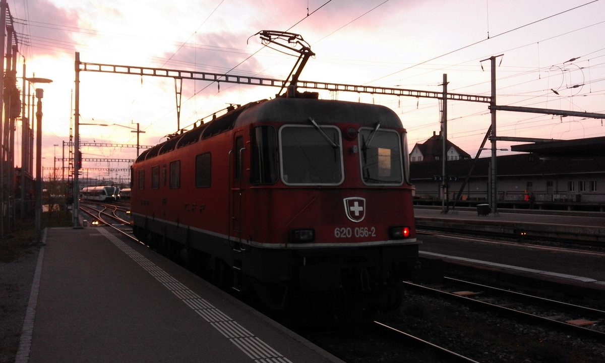 Die Re 620 056  Travers  (Re 6/6 11656) wartet auf das Abfahrtssignal für ihren Abenddienst.

Wil SG, 06.04.2017