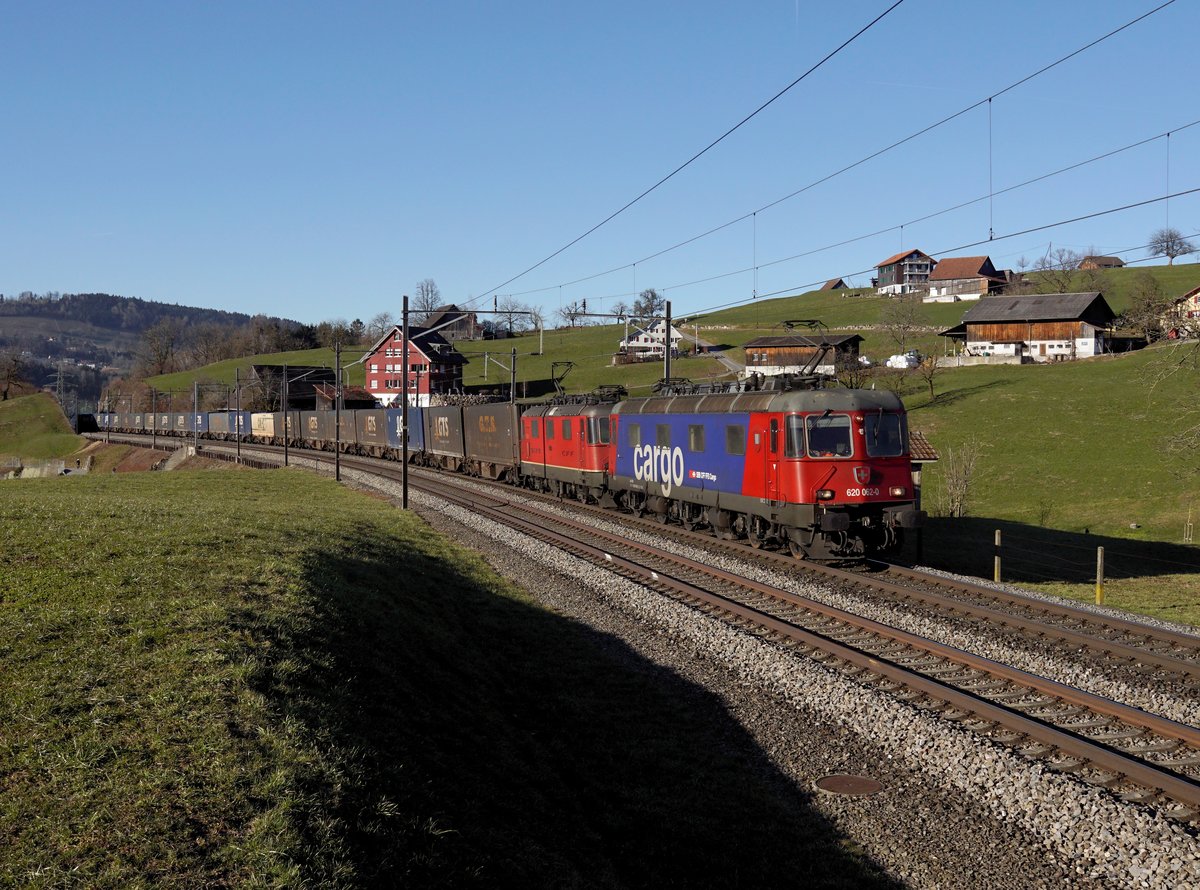 Die Re 620 062 und die Re 420 336 mit einem Containerzug am 16.02.2019 unterwegs bei Immensee.