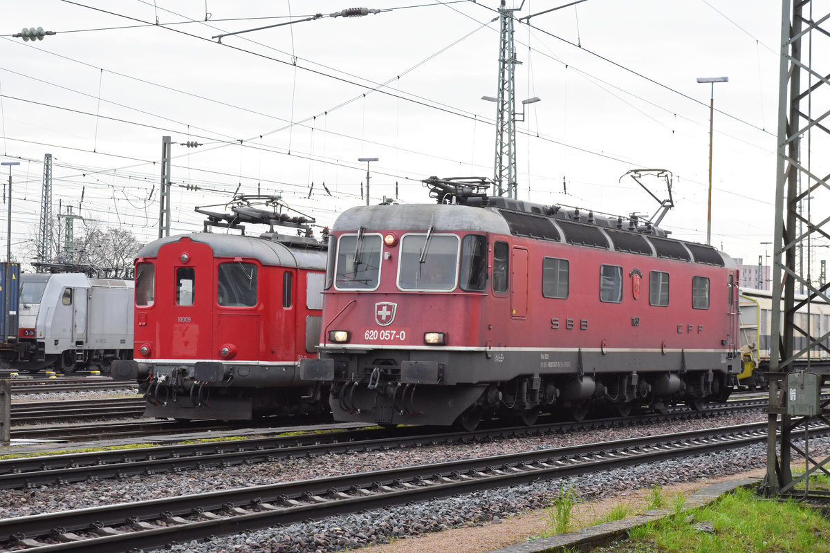 Die Re 620 075-0 fährt an der Oldtimer Re 4/4 I 10009 vorbei Richtung badischer Bahnhof. Die Aufnahme Stammt vom 18.12.2019.