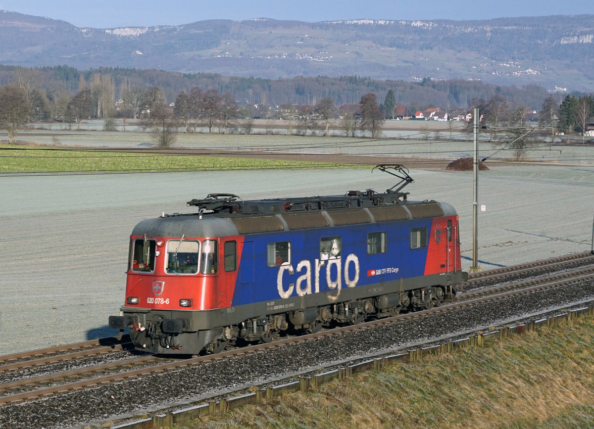 Die Re 620 078-6  BASSERSDORF  als Lokzug bei Bettenhausen unterwegs am 19. Januar 2020.
Foto: Walter Ruetsch