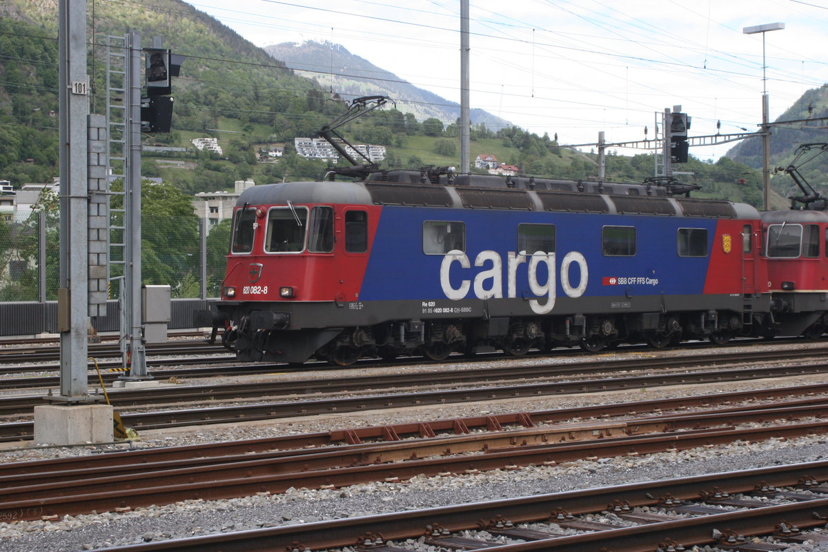 Die Re 620 082 (Re 6/6 11682)  Pfäffikon SZ  wartet in Brig das Abfahrtssignal ab. Sie hing zusammen mit der Re 420 336 und der Vectron 193 471 an einer RoLa.

Brig, 03.05.2020