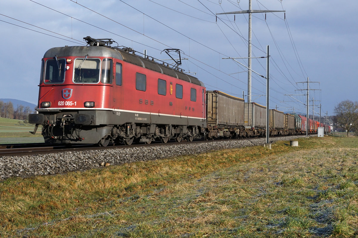 Die Re 620 085-1  SULGEN  mit dem Noveliszug bei Bollodingen in Richtung Süden unterwegs am 19. Januar 2020.
Foto: Walter Ruetsch