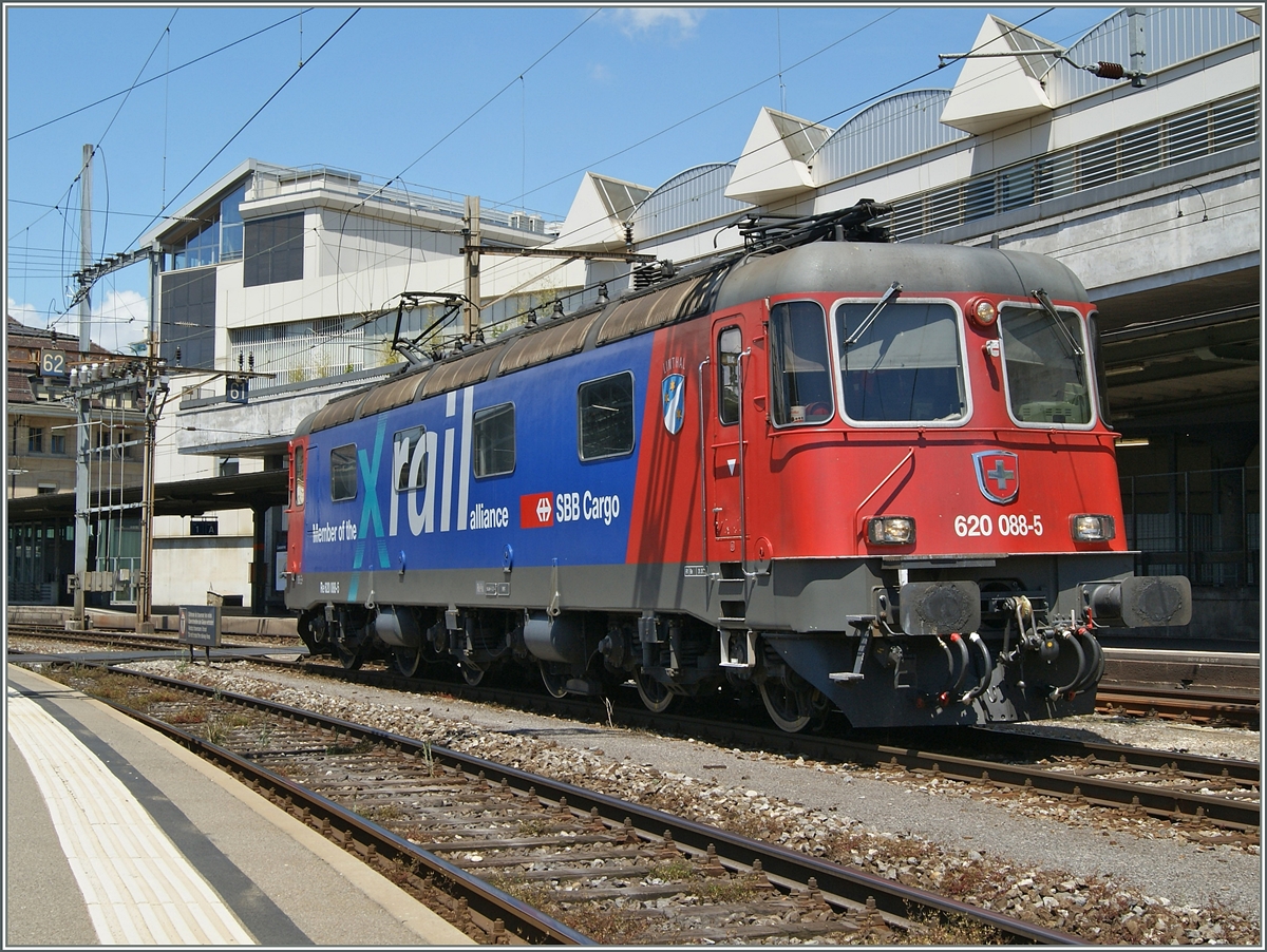 Die Re 620 088-5  Linthal  weißt darauf hin dass SBB Cargo ein  Member of the X-RAIL alliance  ist. 
Lausanne, den 30. Mai 2014
