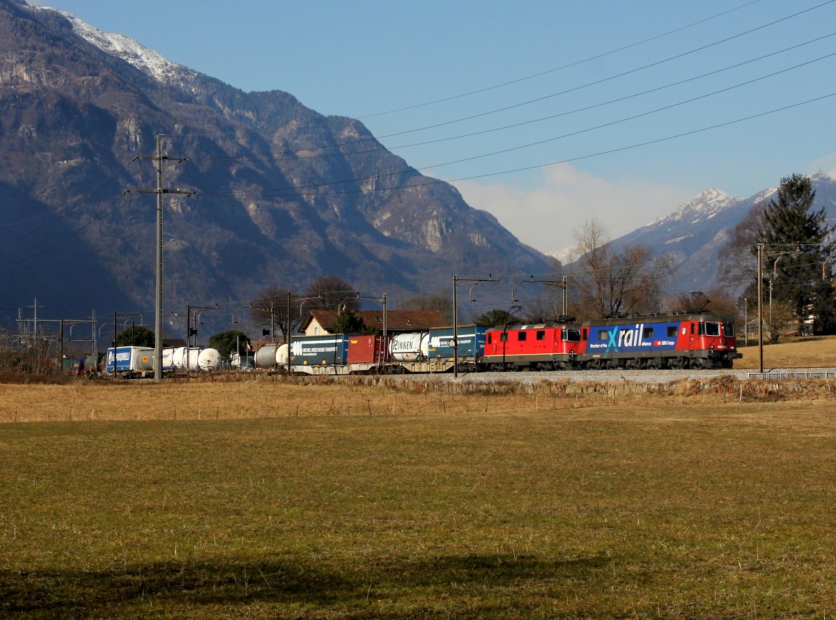 Die Re 620 088 und die Re 4/4 11271 mit einem KLV-Zug am 23.01.2016 unterwegs bei Claro.