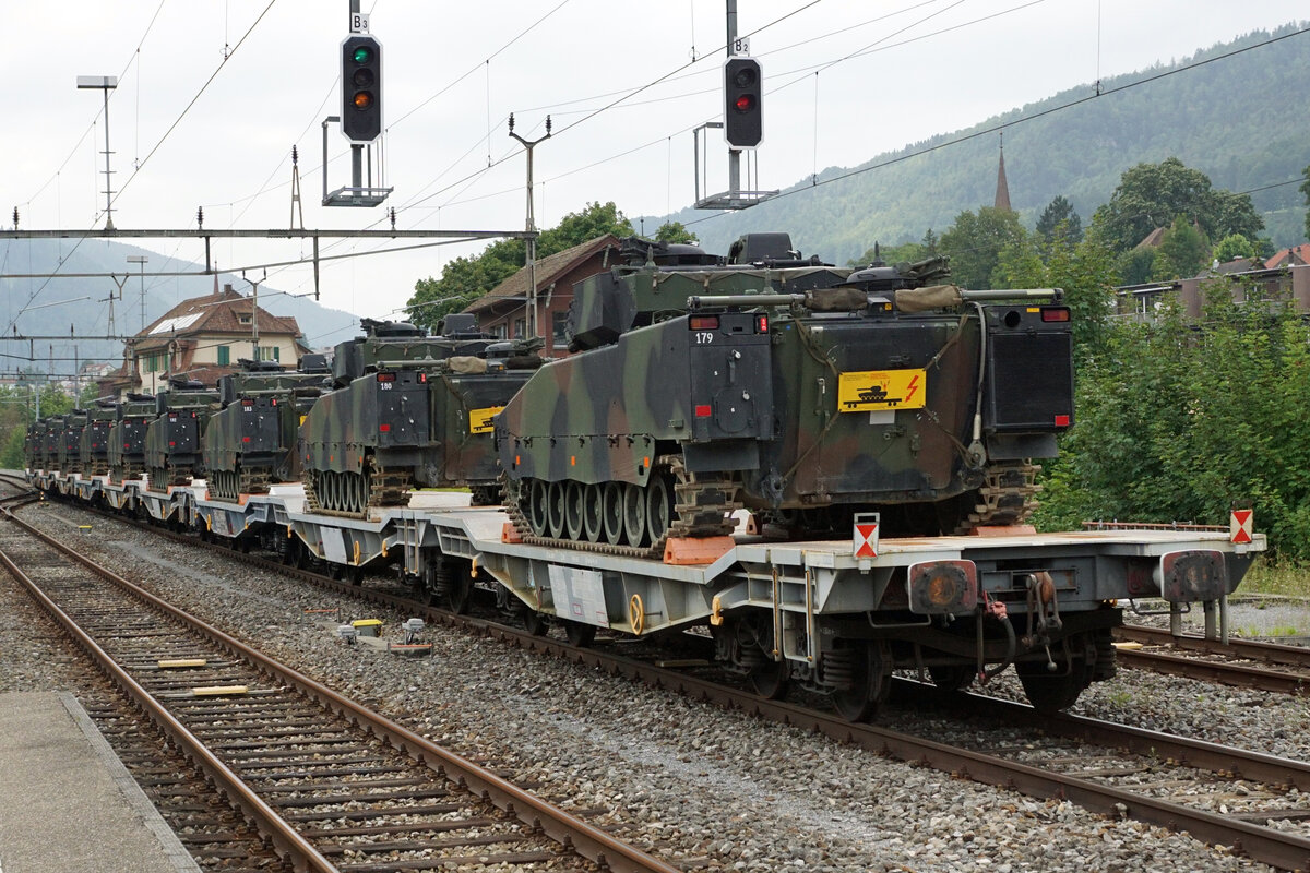 Die Re 620 089-3  Gerra-Gambarongno  schleppte einen schweren Militärzug von Bure Casernes nach Biel RB.
Moutier am 17. August 2021.
Foto: Walter Ruetsch
