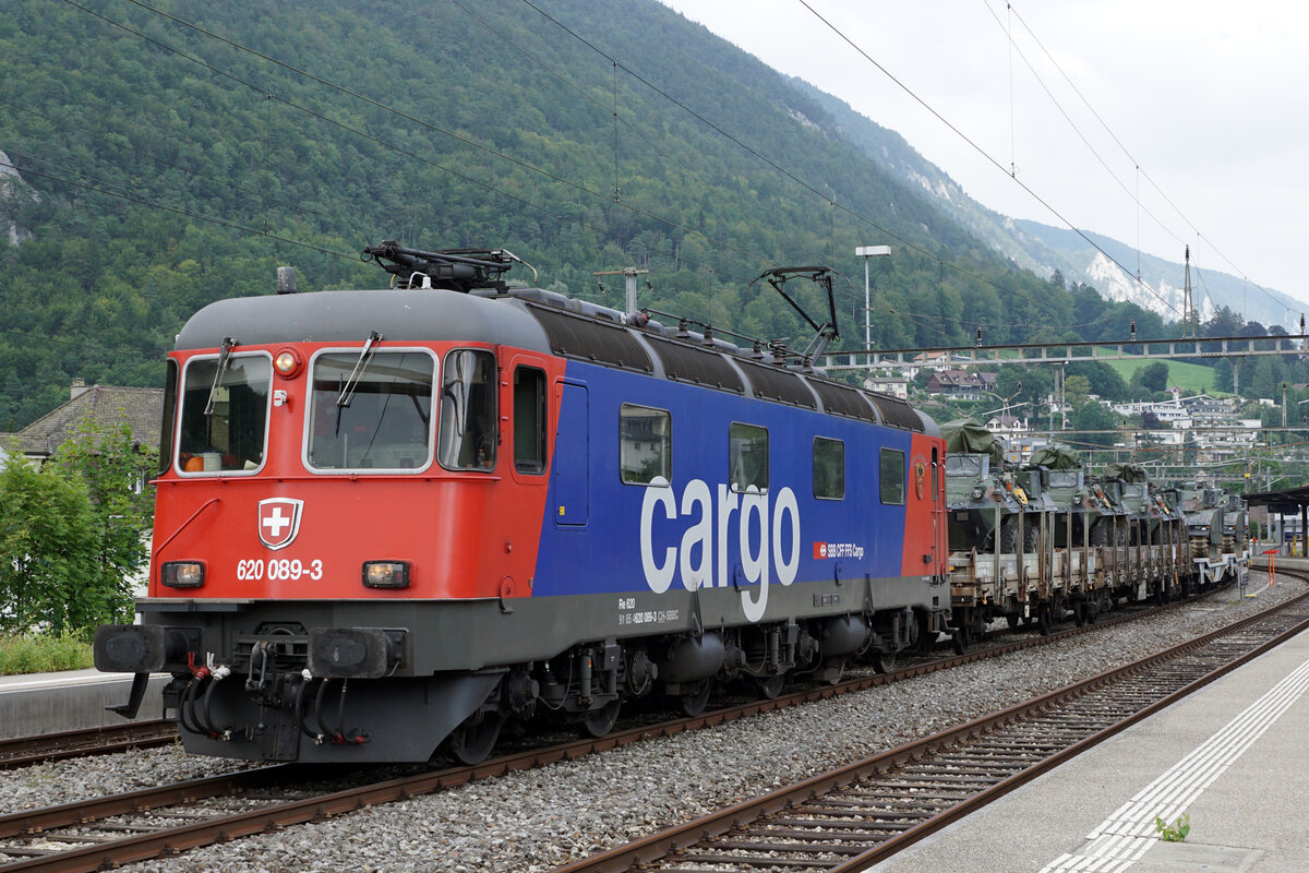 Die Re 620 089-3  Gerra-Gambarongno  schleppte einen schweren Militärzug von Bure Casernes nach Biel RB.
Moutier am 17. August 2021.
Foto: Walter Ruetsch