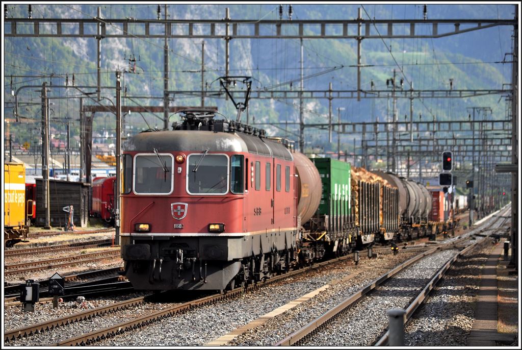 Die Re 6/6 11602  Morges  hat einen geteilten Wagenkasten. (05.05.2014)