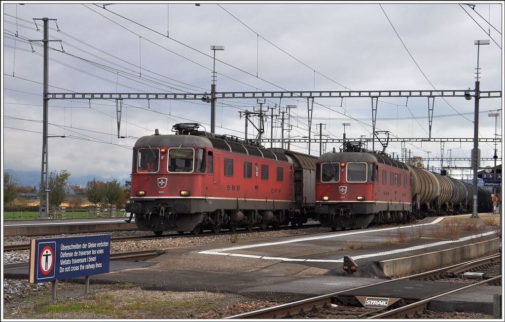 Die Re 6/6 11609 wird von der 11649 in Pfäffikon SZ überholt. (13.11.2014)