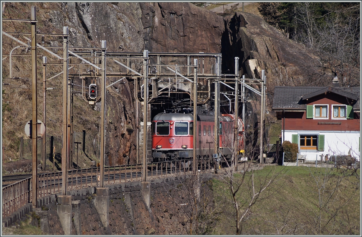 Die Re 6/6 11631 und eine Re 4/4 II bei Kilometer 65.5 oberhalb Wassen auf der Gotthard Nordrampe. 14. März 2014