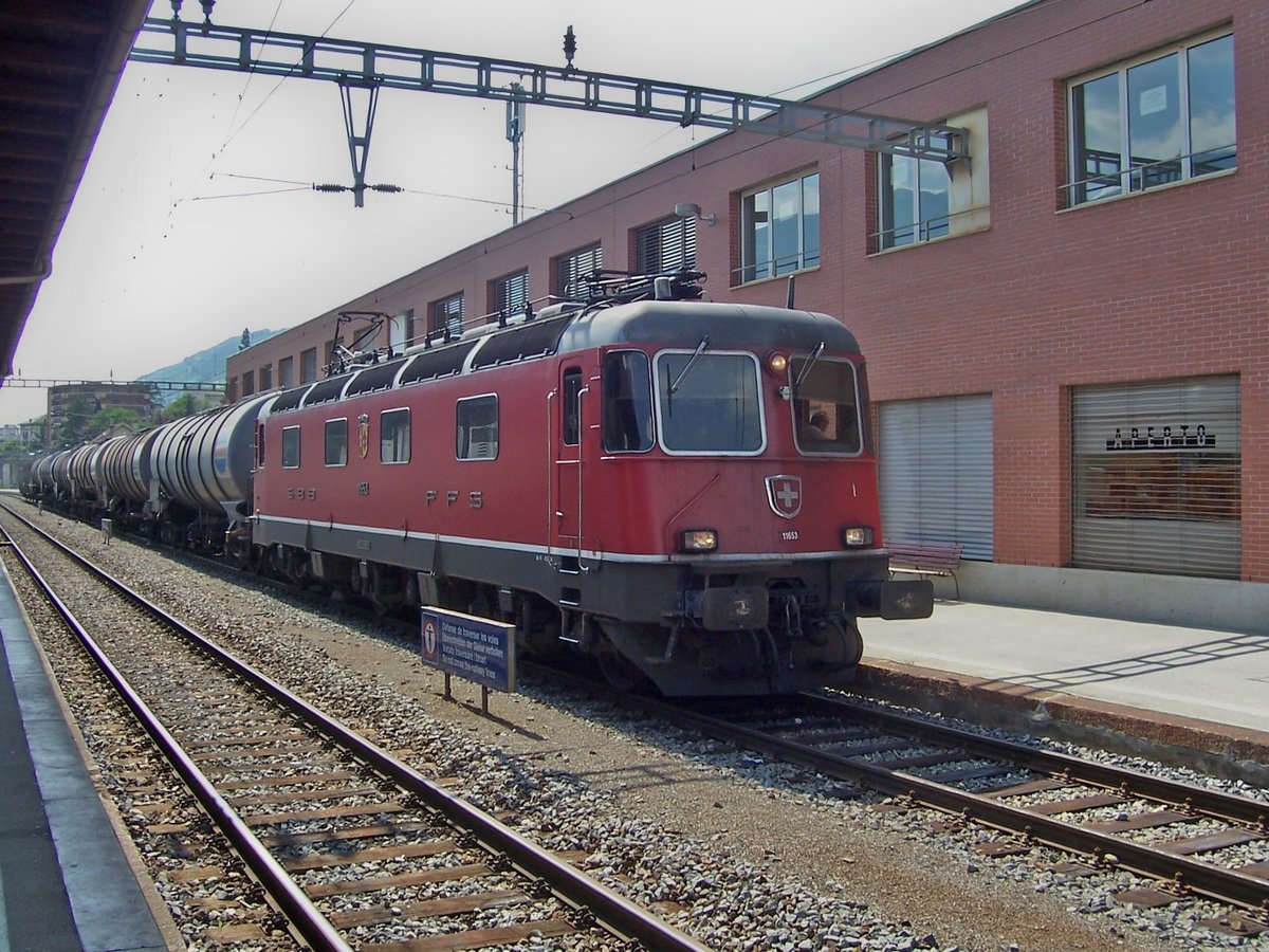 Die Re 6/6 11653  Gümligen  steht mit ihrem Kesselzug in Sierre und wartet auf ihre Weiterfahrt durchs Wallis Richtung Brig.

Sierre, 24.07.2006