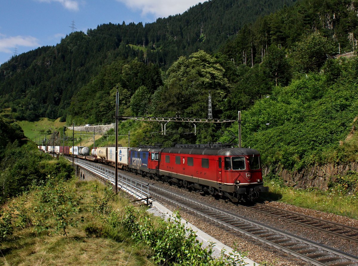 Die Re 6/6 11667 und die Re 420 346 mit einem KLV-Zug am 16.07.2016 unterwegs bei Intschi.