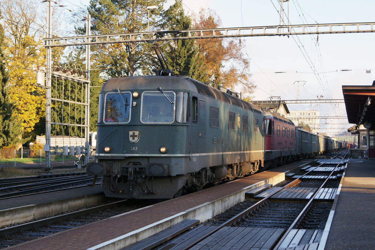 Die Re 6/6 Doppeltraktion bestehend aus Re 6/6 11663  EGLISAU  und Re 6/6 11623  RUPPERSWIL  fuhr am 8. November 2014 mit einem schweren Güterzug bei leider nicht optimalen Lichtverhältnissen in Gerlafingen ein.
Foto Walter Ruetsch 