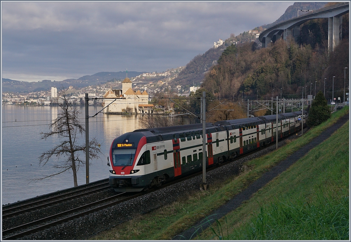 Die RE Geneve-Vevey verkehren seit dem Fahrplanwechsel nicht nur bis Annemasse* (statt Genève) sondern in der Gegenrichtung stündlich auch bis St-Maurice, auch wenn Jahres- und Tageszeitlich ab Montreux nicht systematisch die gleichen Haltestellen bedient werden. 

Im Bild der SBB RABe 511 020 als RE 18421 von Genève nach St-Maurice auf dem noch schattigen Streckenabschnitt beim Château de Chillon.


*SNCF Streickbedingt z.Z nur bis und ab Genève

4. Januar 2020