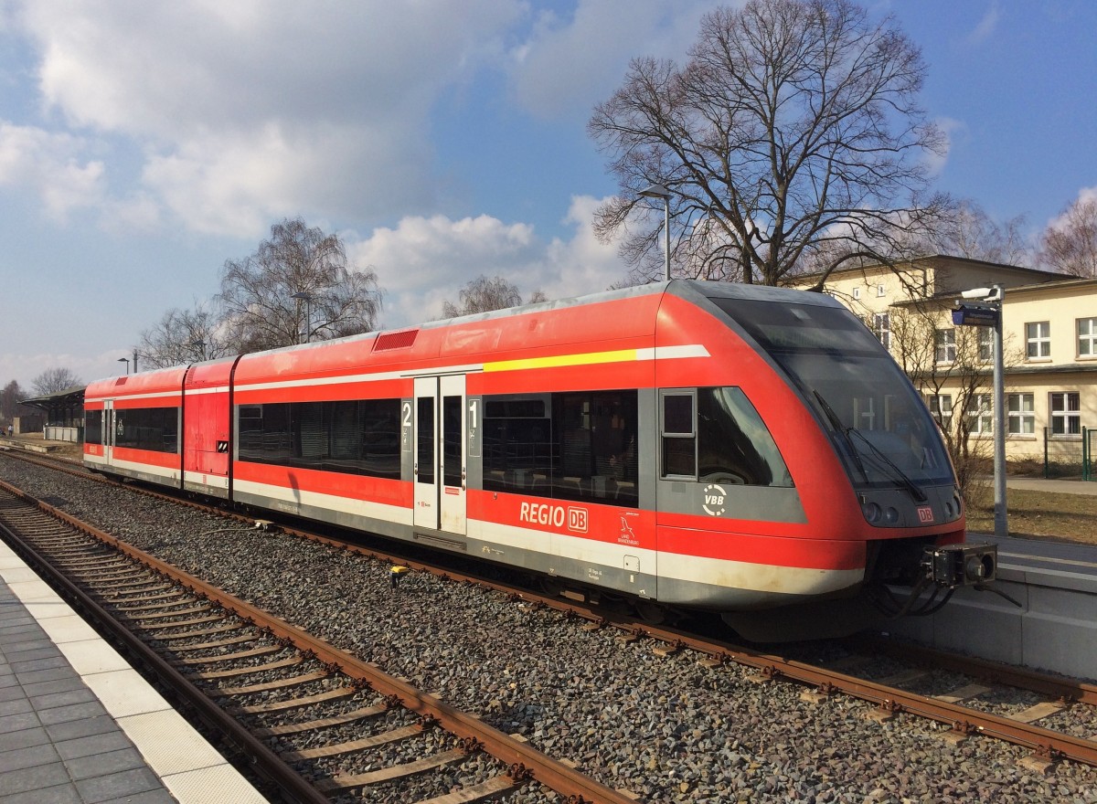 Die RE-Linie 6, auch Prignitz-Express gennant, verkehrt von Berlin Gesundbrunnen/Berlin Spandau bis nach Wittenberge. Im Einsatz stehen noch bis zum Planwechsel im Dezember 2016 646er aus dem Werk in Neuruppin. Abgelöst werden sie dann von der Baureihe 648. Am 8.3.2016 ist 646 021-5 als RE6 (RE18608) von Berlin Spandau nach Wittenberge unterwegs und hat hier einen Halt in Pritzwalk eingelegt. 