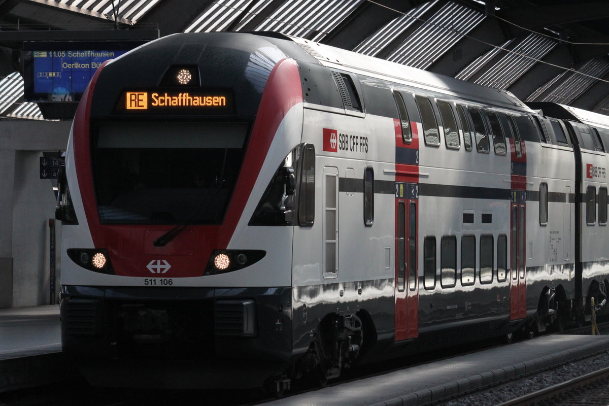 Die RE Linie nach Schaffhausen wird mit den neuen KISS Doppelstocktriebwagen von Stadler gefahren. So konnte 511 106 am 02.09.2016 in Zürich HB im Bild festgehalten werden.