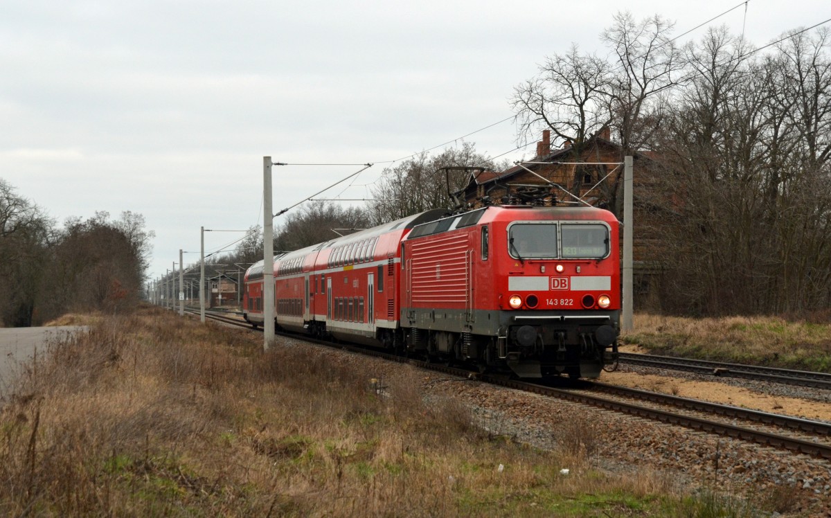 Die RE zwischen Magdeburg und Leipzig werden seit dem Fahrplanwechsel mit zusammengewürfelten Garnituren gefahren, die Bespannung erfolgt entweder mit Loks der BR 112,114 oder 143. Am 16.02.16 durcheilte 143 822 mit einem RE nach Leipzig Raguhn.